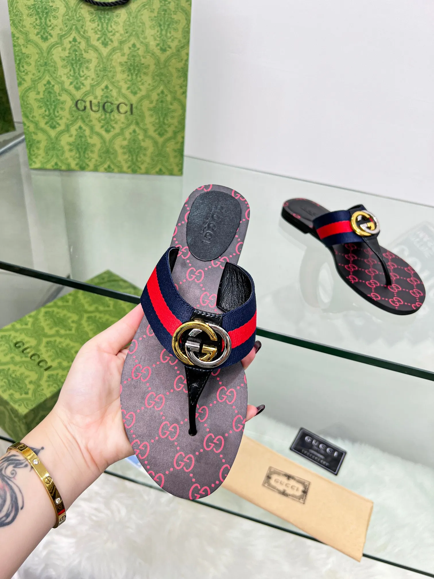 👟👟Ex-factory price 280👟👟 Gucci·Gucci💗 Classic flip-flops.  This is an amazing shoe, a luxury brand loved by celebrities and Internet celebrities😼The original hardware of the counter is gold and silver with double G buckles. 1:1 reproduction purely handmade.  German technology 3D printing logo.  Number of yards 35-45